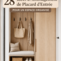 Aménagement d'un placard d'entrée bien organisé avec étagères et porte-manteaux