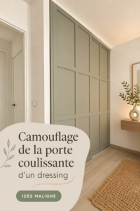 Porte coulissante camouflée avec des éléments déco intégrés dans un dressing chic.
