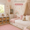 Chambre Montessori minimaliste pour enfant avec des meubles en bois clair et un espace confortable