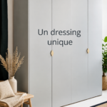 Dressing unique et personnalisé avec des couleurs chaudes et des espaces bien organisés.