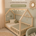 Un lit cabane en bois dans une chambre d'enfant chaleureuse et lumineuse