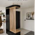 Agencement moderne d'une entrée avec claustra en bois et décoration chaleureuse.