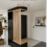Agencement moderne d'une entrée avec claustra en bois et décoration chaleureuse.
