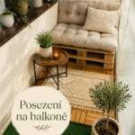 Un balcon aménagé avec des plantes vertes et un mobilier confortable, idéal pour se détendre.