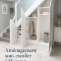 Aménagement chaleureux et pratique sous escalier avec rangements