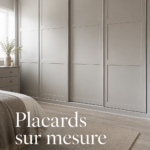 Une armoire sur mesure en bois clair intégrée dans un intérieur moderne