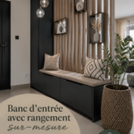 Un banc d'entrée avec rangement intégré en bois clair dans un hall moderne