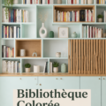 Bibliothèque colorée moderne avec porte coulissante dans un salon chaleureux