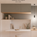 Bureau pliable moderne en bois dans un studio décoré avec goût
