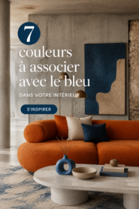 Un salon élégant avec des murs bleus et des accents colorés harmonieux pour une décoration intérieure stylée.