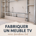 Un meuble TV fabriqué avec un bandeau LED allumé, apportant une touche moderne à un salon.