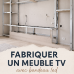 Un meuble TV fabriqué avec un bandeau LED allumé, apportant une touche moderne à un salon.