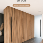 Armoire en bois habillée avec des panneaux décoratifs dans un intérieur chaleureux