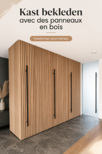 Armoire en bois habillée avec des panneaux décoratifs dans un intérieur chaleureux