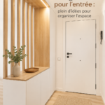 Entrée moderne et bien organisée avec des solutions de rangement astucieuses.