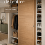 Une penderie d'entrée bien organisée avec des manteaux et accessoires