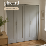 Un placard organisé avec des vêtements bien pliés et des accessoires bien rangés, reflétant une atmosphère accueillante.