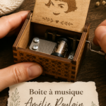 Boîte à musique Amélie Poulain délicatement décorée, évoquant la magie du film.