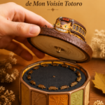 Boîte à musique animée inspirée de Totoro, décorée de motifs colorés.