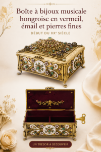 Boîte à musique en argent exposée sur une étagère décorative