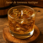 Bougie au whisky avec une lumière chaude, ajoutant une ambiance rustique à l'intérieur.