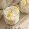 Bougies fleuries disposées sur une table dans un intérieur cosy