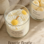 Bougies fleuries disposées sur une table dans un intérieur cosy