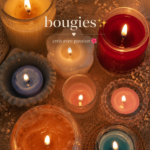 Bougies parfumées de différentes couleurs et senteurs disposées sur une table