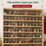 Un sapin de Noël décoré avec des boules élégantes et colorées.
