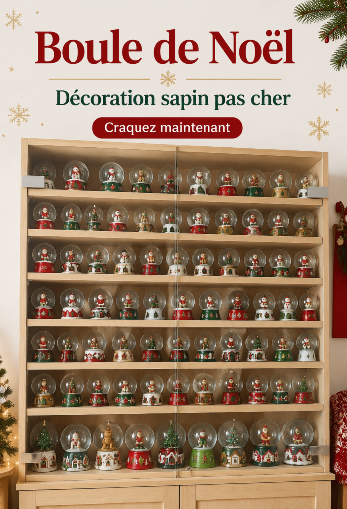 Un sapin de Noël décoré avec des boules élégantes et colorées.