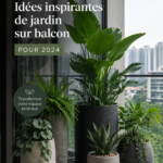Balcon fleuri avec plusieurs pots de plantes et un mobilier accueillant.