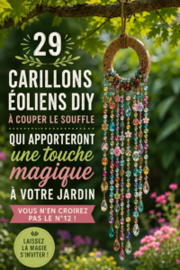 Un jardin fleuri avec un carillon fait maison en bois et coquillages