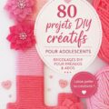 Un groupe d'adolescents réalisant des projets DIY créatifs à la maison, entourés de fournitures de bricolage.