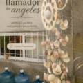 Un joli appel des anges en bois décorant un intérieur chaleureux.