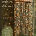 Attrape-rêve musical coloré suspendu dans un intérieur chaleureux.
