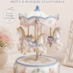 Boîte à musique vintage en bois sur une étagère décorative avec des plantes.