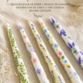 Bougies coniques florales sur une table élégamment décorée