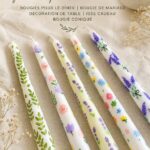 Bougies coniques florales sur une table élégamment décorée