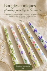 Bougies coniques florales sur une table élégamment décorée