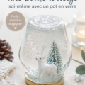 Boule à neige maison créée avec un pot en verre, remplie de neige artificielle et décorations