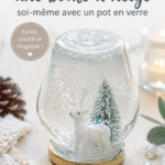 Boule à neige maison créée avec un pot en verre, remplie de neige artificielle et décorations