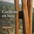 Un élégant carillon en bois fait main suspendu dans un jardin.