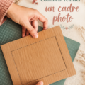 Un cadre photo personnalisé en bois décoré avec des fleurs séchées, parfait pour la décoration intérieure.
