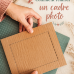 Un cadre photo personnalisé en bois décoré avec des fleurs séchées, parfait pour la décoration intérieure.