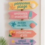 Salon décoré avec des éléments évoquant la plage, tels que des étoiles de mer et des couleurs pastel.