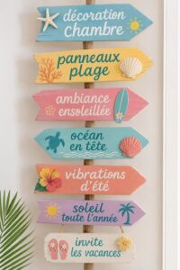 Salon décoré avec des éléments évoquant la plage, tels que des étoiles de mer et des couleurs pastel.