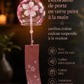 Carillon en verre peint suspendu à une porte, apportant une décoration unique et chaleureuse.