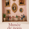 Intérieur d'un espace décoré avec une ambiance muséale et artistique.
