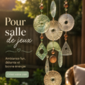 Un mobile décoratif fait main au-dessus d'une salle de jeux, ajoutant une touche chaleureuse à la déco.