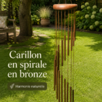 Mobile en bronze suspendu, ajoutant une touche d'élégance à l'intérieur.